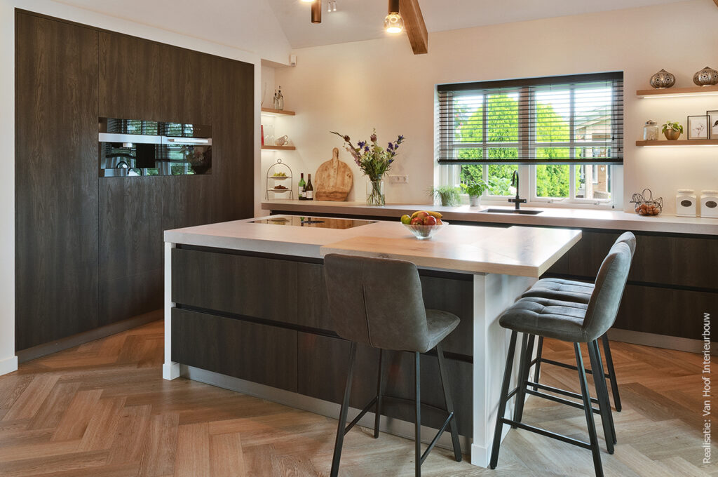 Keuken met donkere houten kasten